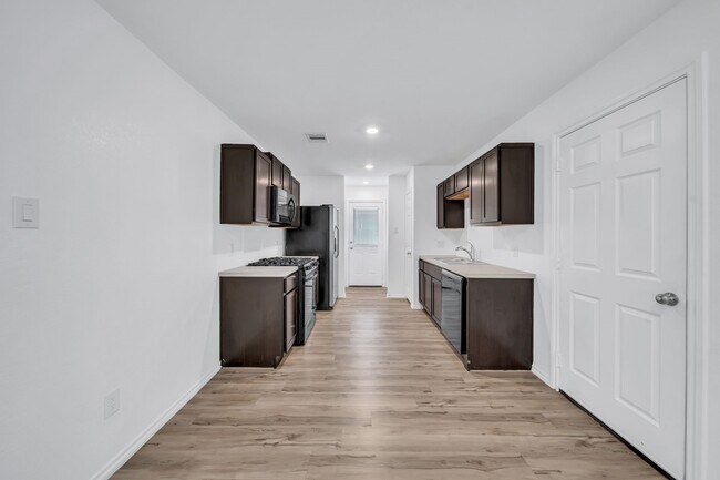 Building Photo - 17607 Longwood Trce Ln