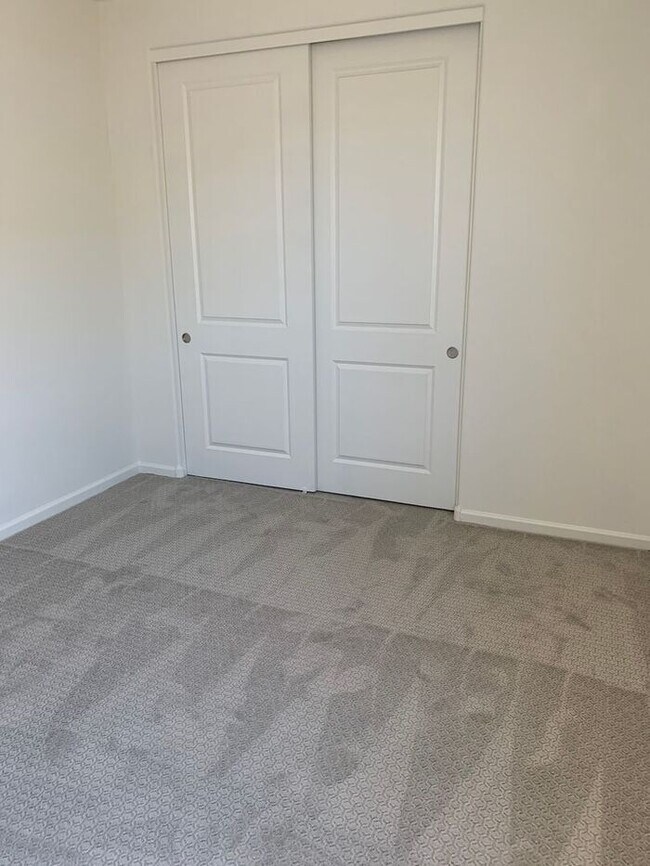 Building Photo - This stunning 4-bedroom, 2-bathroom home l...
