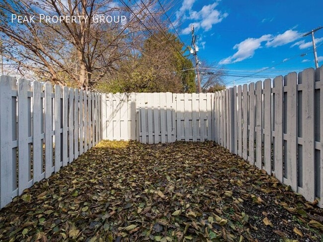 Building Photo - 417 E Mithoff St