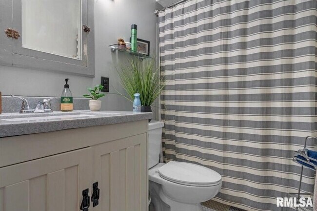 Building Photo - 860 Loraine Ave