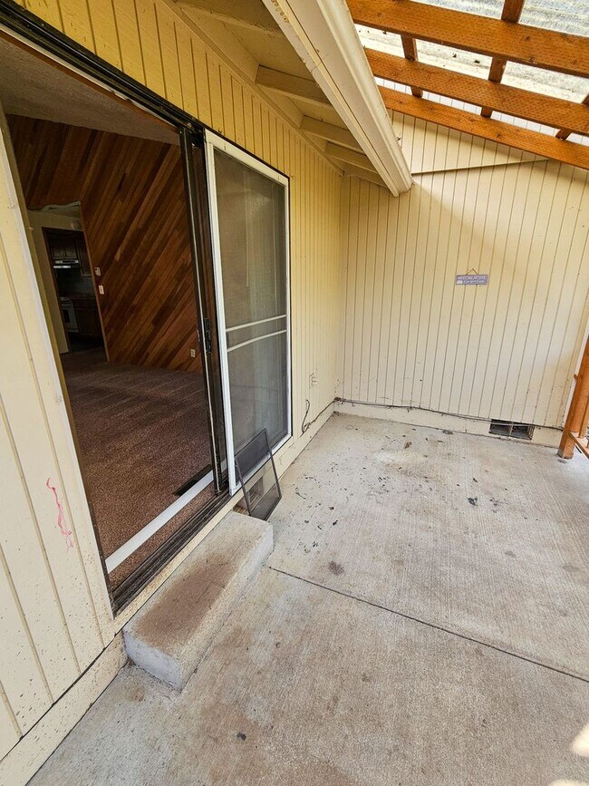 Building Photo - 1097 Summer Breeze Dr N