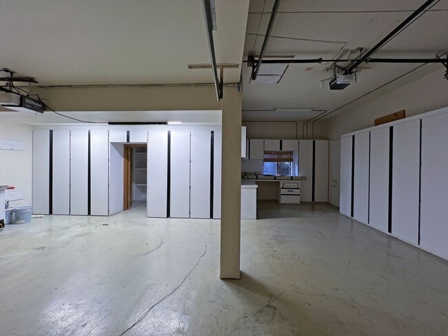 Building Photo - Gated Sound view home Des Moines area, 4 bed plus den 2.5 bath 3900 s/f, Available NOW!!!