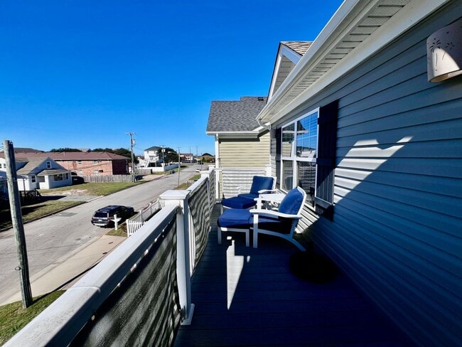 Building Photo - Luxury Beachside Home – Steps from the Bay!