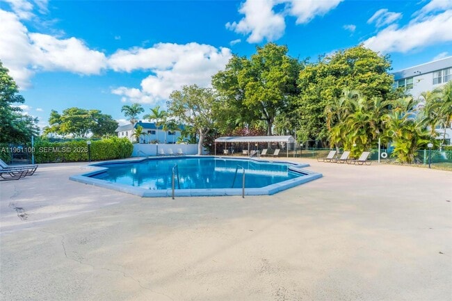 Building Photo - 120 Royal Pk Dr