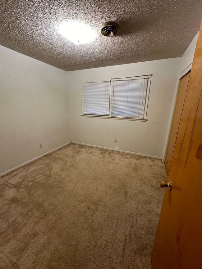 Building Photo - 3 Bed 2 Bath Home in Highland School School District!