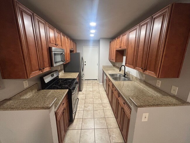 Building Photo - 3 Bedroom Townhome for Rent in Sylmar.