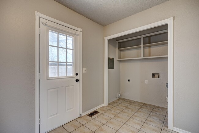 Building Photo - 626 N Robin Way