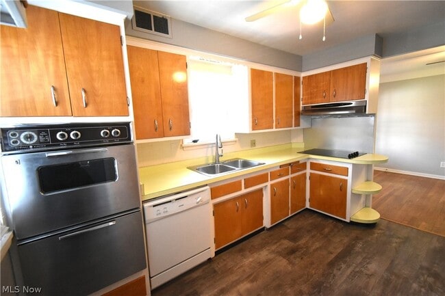 Building Photo - 2761 Forestview Ave