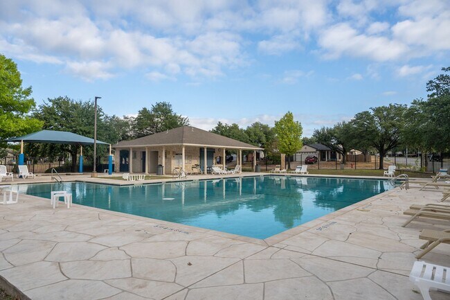 Building Photo - Nestled in Round Rock neighborhood.