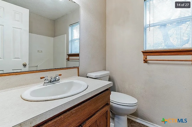 Building Photo - 1701 Century Oaks Dr