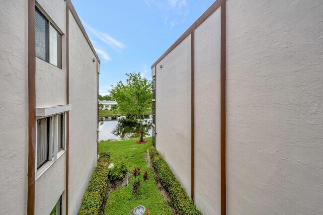 Building Photo - 9485 N Belfort Cir