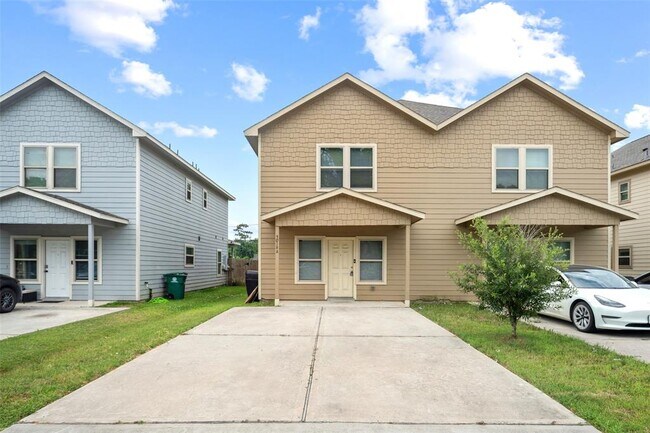 Primary Photo - 9018 Everglade Dr