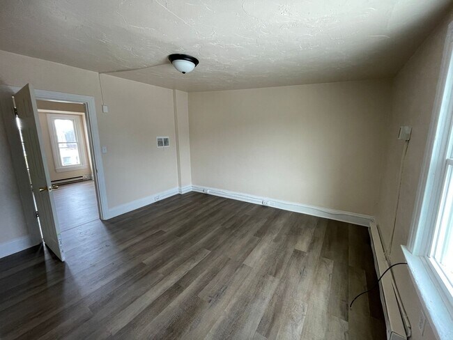 Building Photo - 720 W Poplar St