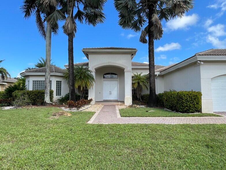 Front 2 - 15001 SW 33rd St