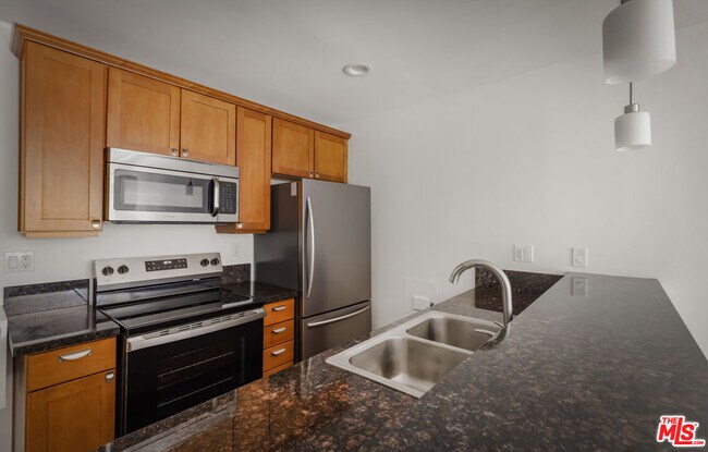 Building Photo - 10982 Roebling Ave