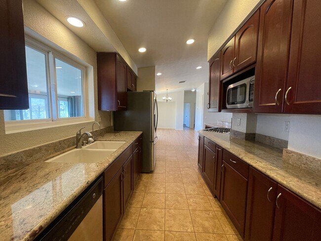 Building Photo - Palmdale 3 Bedroom + 2 Bathroom