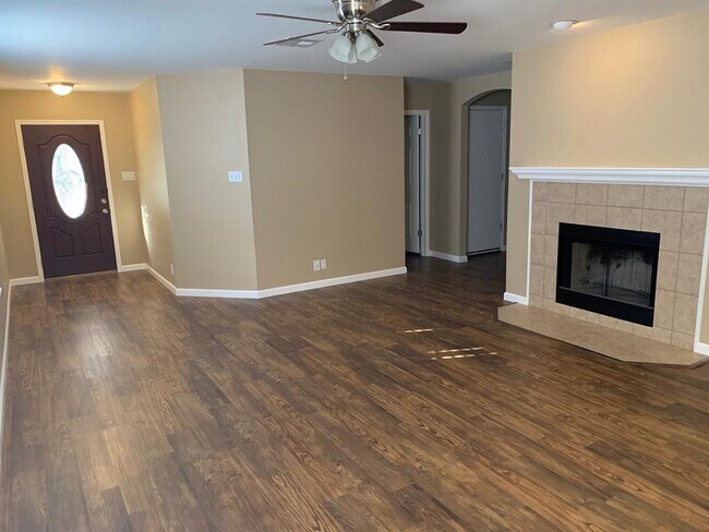 Building Photo - 305 Presidio Dr