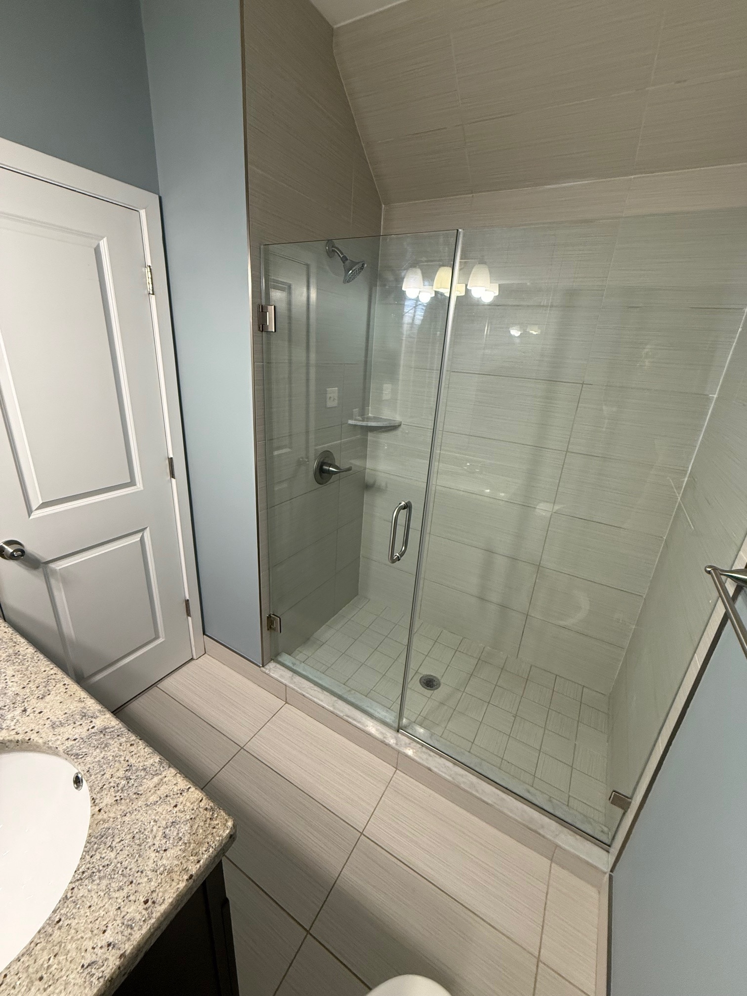 Large walk-in shower - 3722 Sharp St