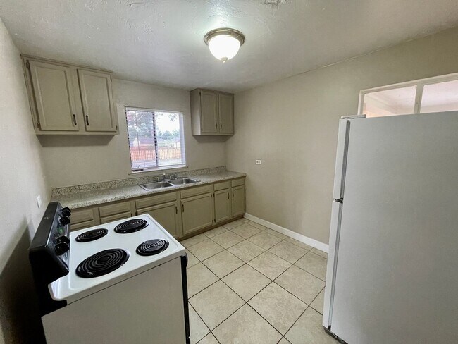 Building Photo - 3 Bed 1 Bath Ranch in North Park Hill! (Av...