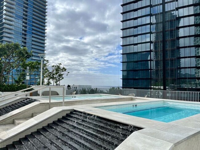 Building Photo - Koula: New 2 Bed, 2 Bath Condo with 1 Park...