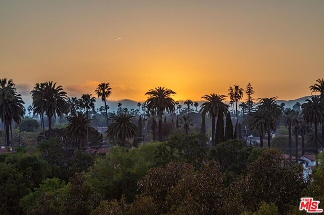 Building Photo - 455 N Palm Dr