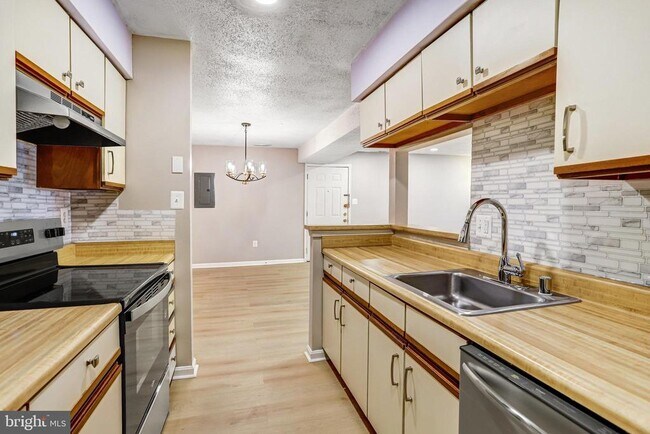 Building Photo - 1603 Carriage House Terrace