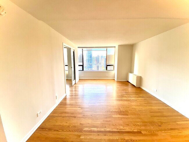 Building Photo - 2 E Oak St