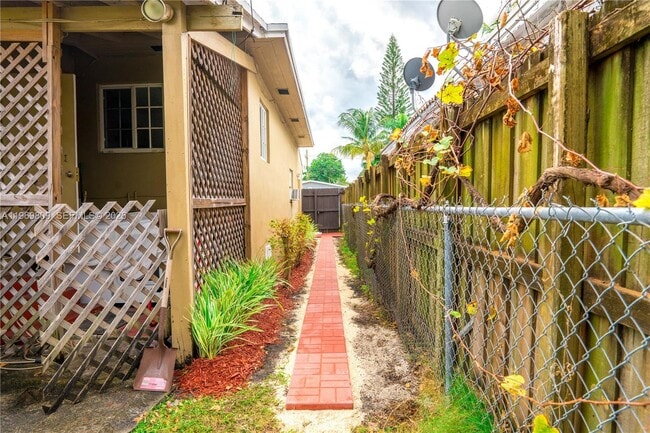 Building Photo - 5807 SW 41st St