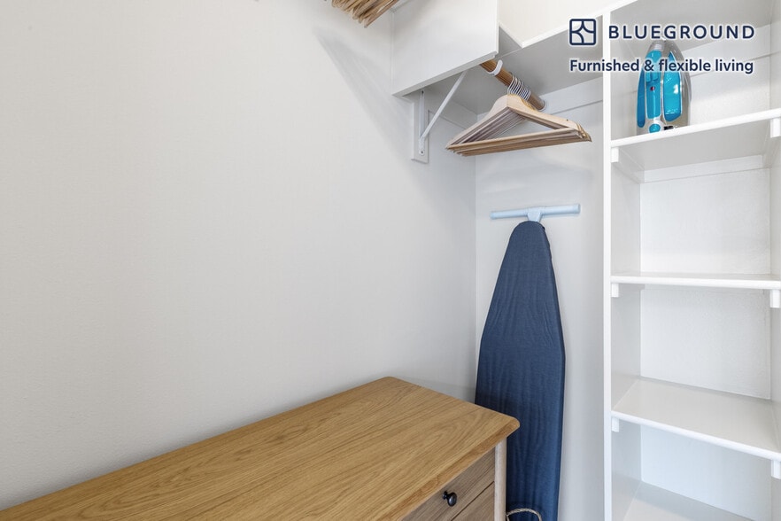 Building Photo - 690 Long Bridge St