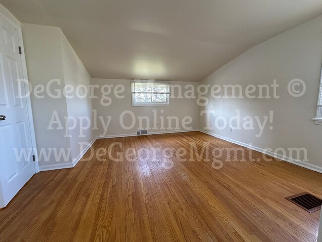 Building Photo - Gorgeous Spacious 4 Bedroom 1.5 Bath Singl...