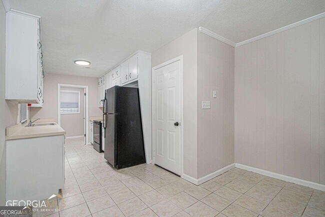 Building Photo - 2243 7 Oaks Cir