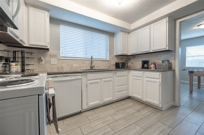 Building Photo - 9907 Towne Tower Ln