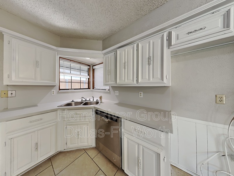Building Photo - 1108 Huntington Dr