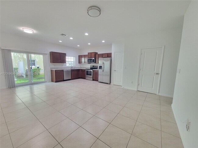 Building Photo - 1107 NW 40th Ter