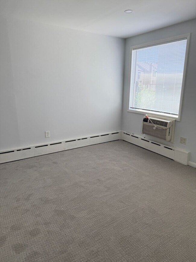 Building Photo - 4 bed 2 bath home with yard