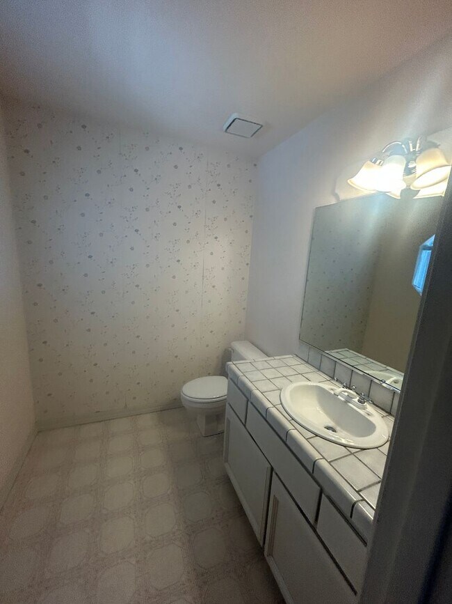 Building Photo - Beautiful Lake Wildwood Home with private back yard.