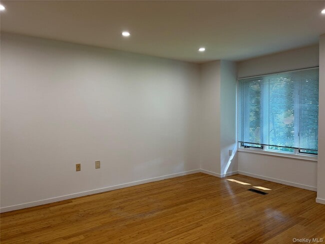 Building Photo - 130 S Middle Neck Rd
