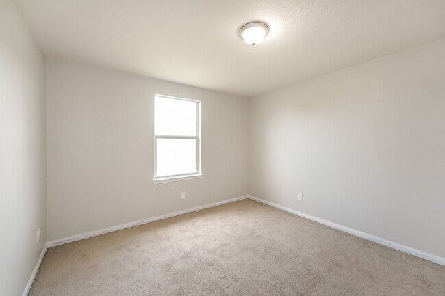 Building Photo - 2027 Golden Topaz Dr