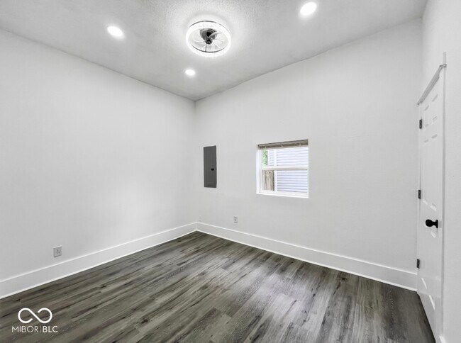 Building Photo - 4923 E University Ave