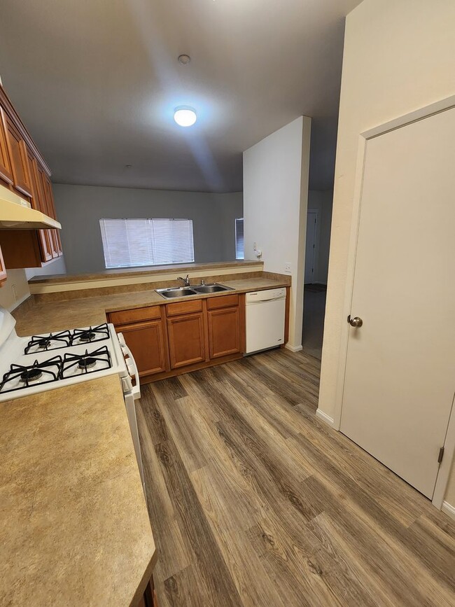 Building Photo - Spacious 1 Bed, 1 Bath Apartment with Priv...