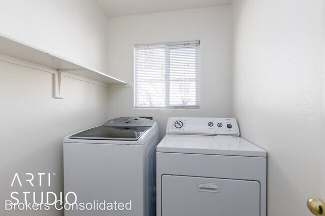 Building Photo - 3 br, 2.5 bath House - 925 Rivers Bend Dr.