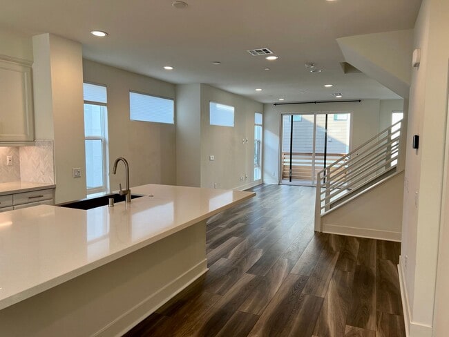 Building Photo - Exclusive Executive Condo in the Heart of ...