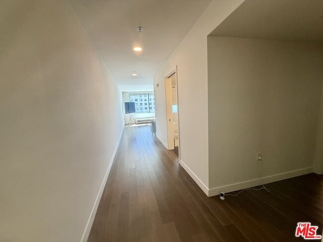 Building Photo - 901 Flower St