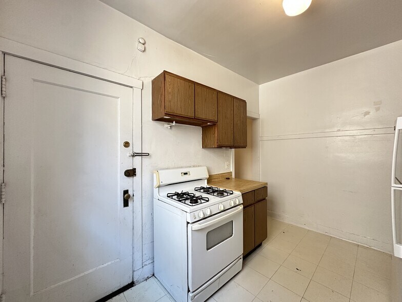 Building Photo - 2434 N Sawyer Ave