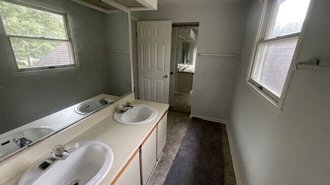 Building Photo - Spacious Chesterfield 2 Story