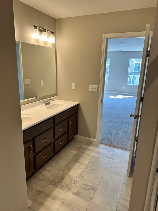 Building Photo - 3400 Fieldview Dr