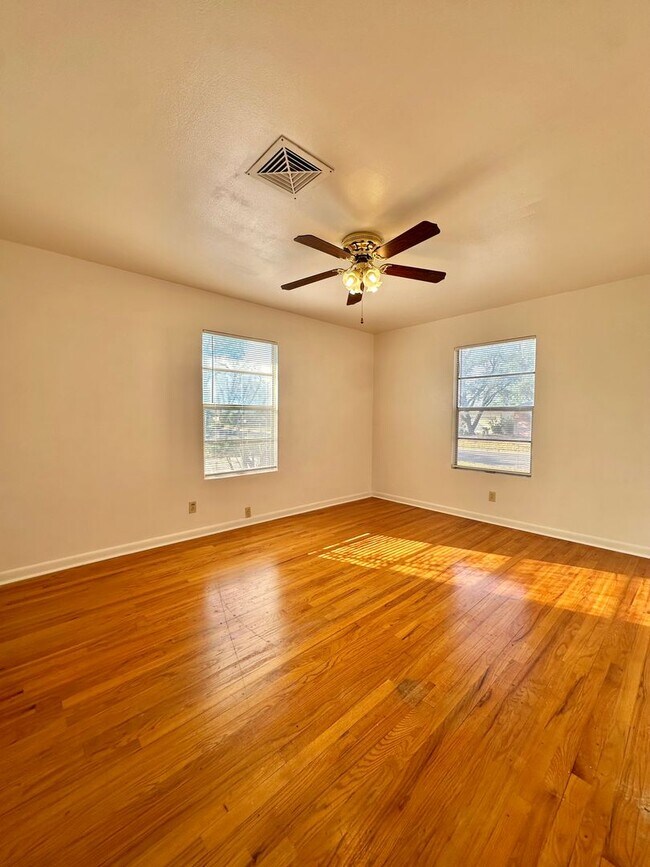 Building Photo - COMING AVAILABLE IN JULY - 3 Bedroom Home ...