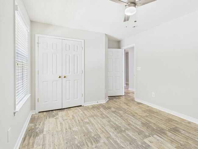 Building Photo - Charming 5-Bedroom 2.5 Bathroom Home locat...