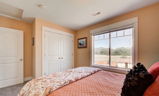 Building Photo - Charming 5-Bedroom Family Home