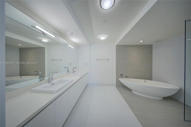 Building Photo - 300 Sunny Isles Blvd